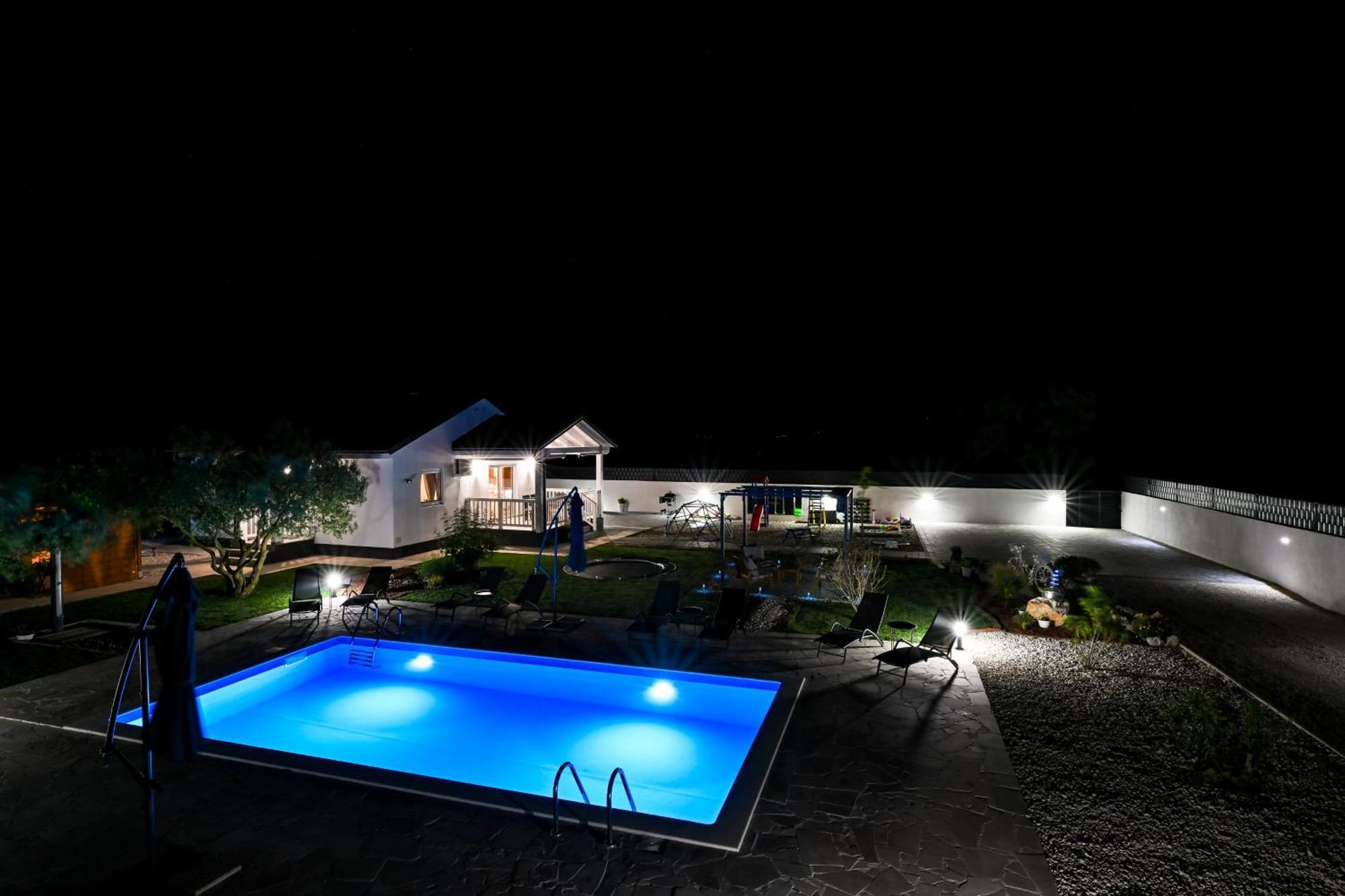 Holiday Home Aprilis With Pool, Jacuzzi And Sauna Galovac  المظهر الخارجي الصورة