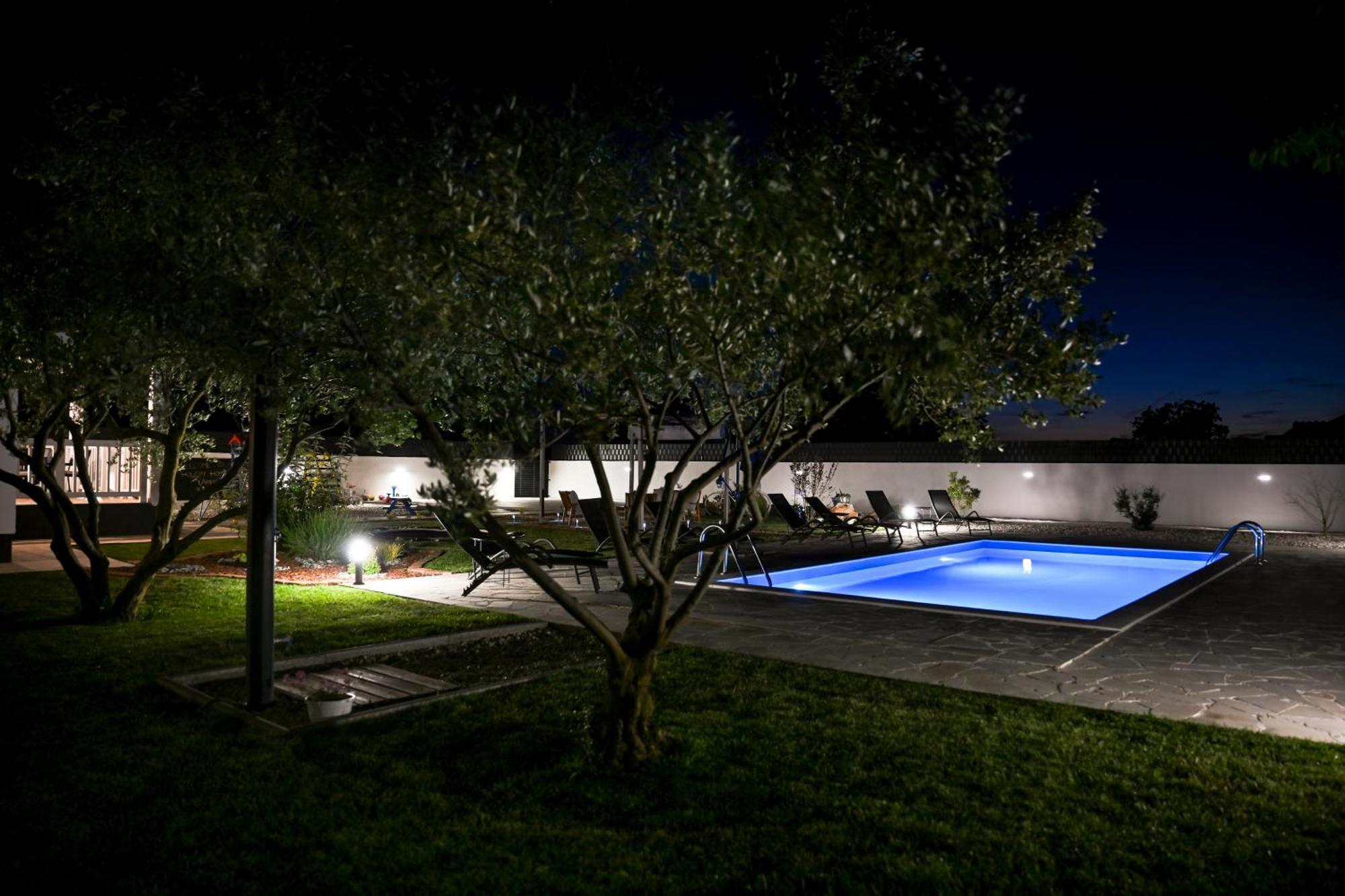 Holiday Home Aprilis With Pool, Jacuzzi And Sauna Galovac  المظهر الخارجي الصورة