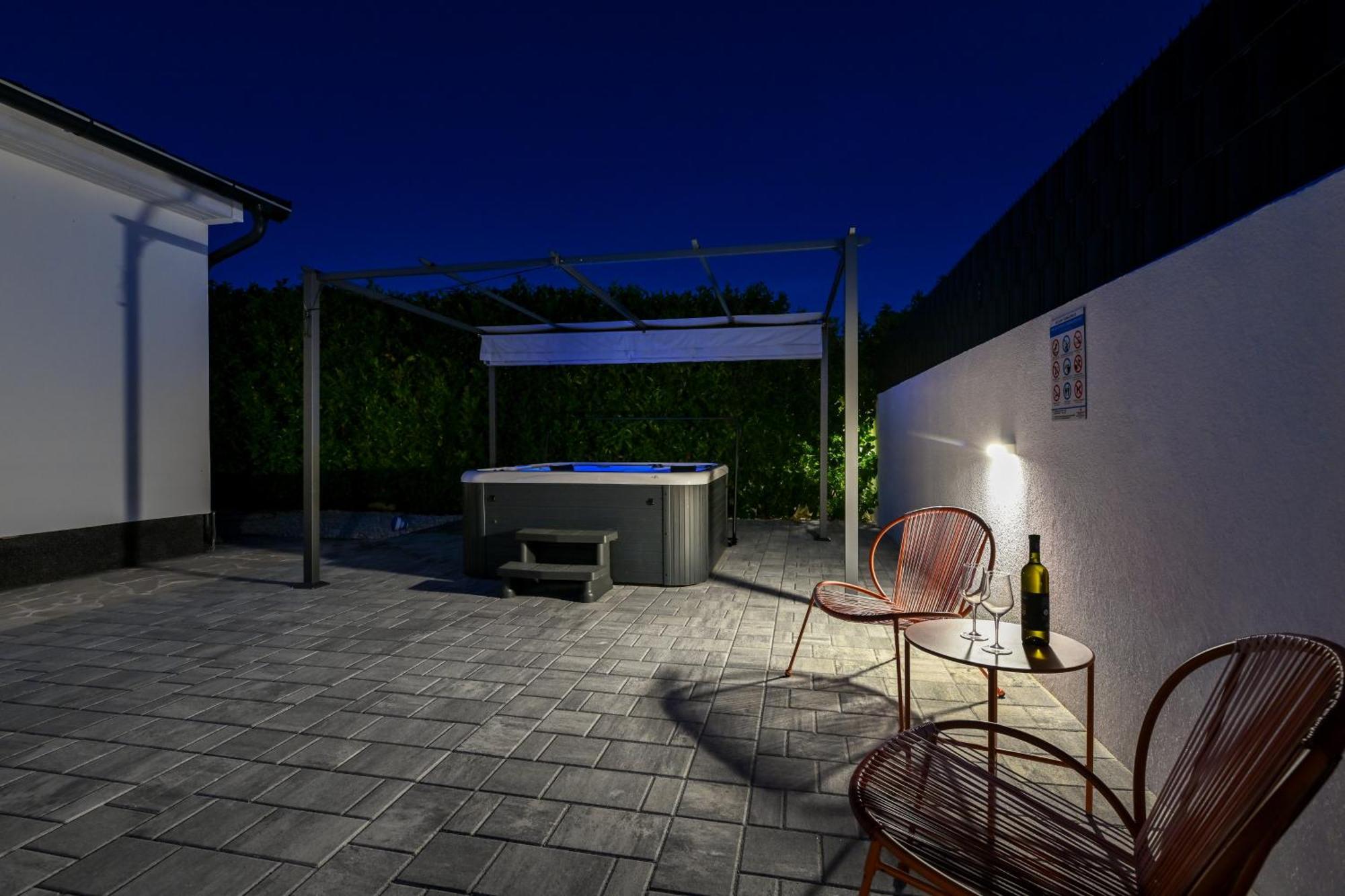 Holiday Home Aprilis With Pool, Jacuzzi And Sauna Galovac  المظهر الخارجي الصورة