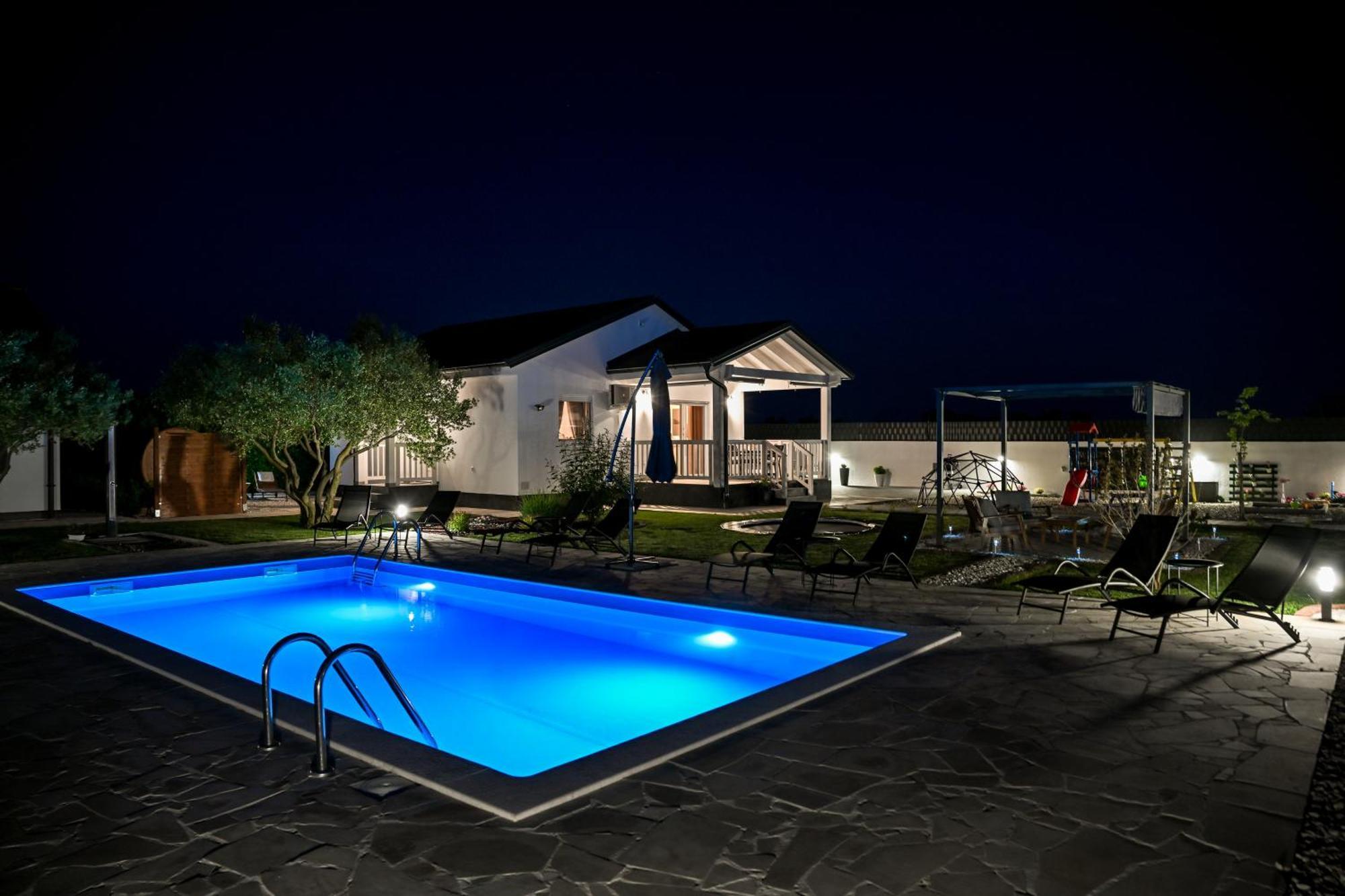 Holiday Home Aprilis With Pool, Jacuzzi And Sauna Galovac  المظهر الخارجي الصورة