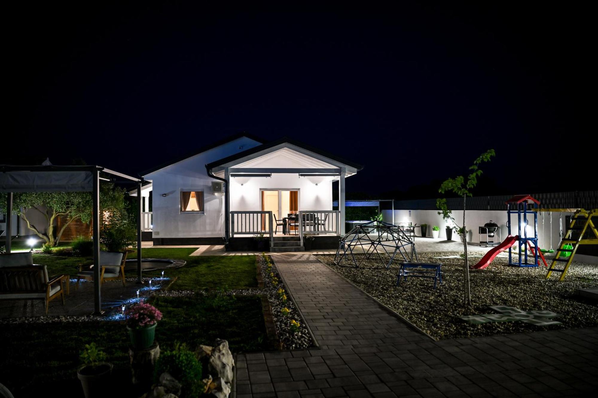Holiday Home Aprilis With Pool, Jacuzzi And Sauna Galovac  المظهر الخارجي الصورة