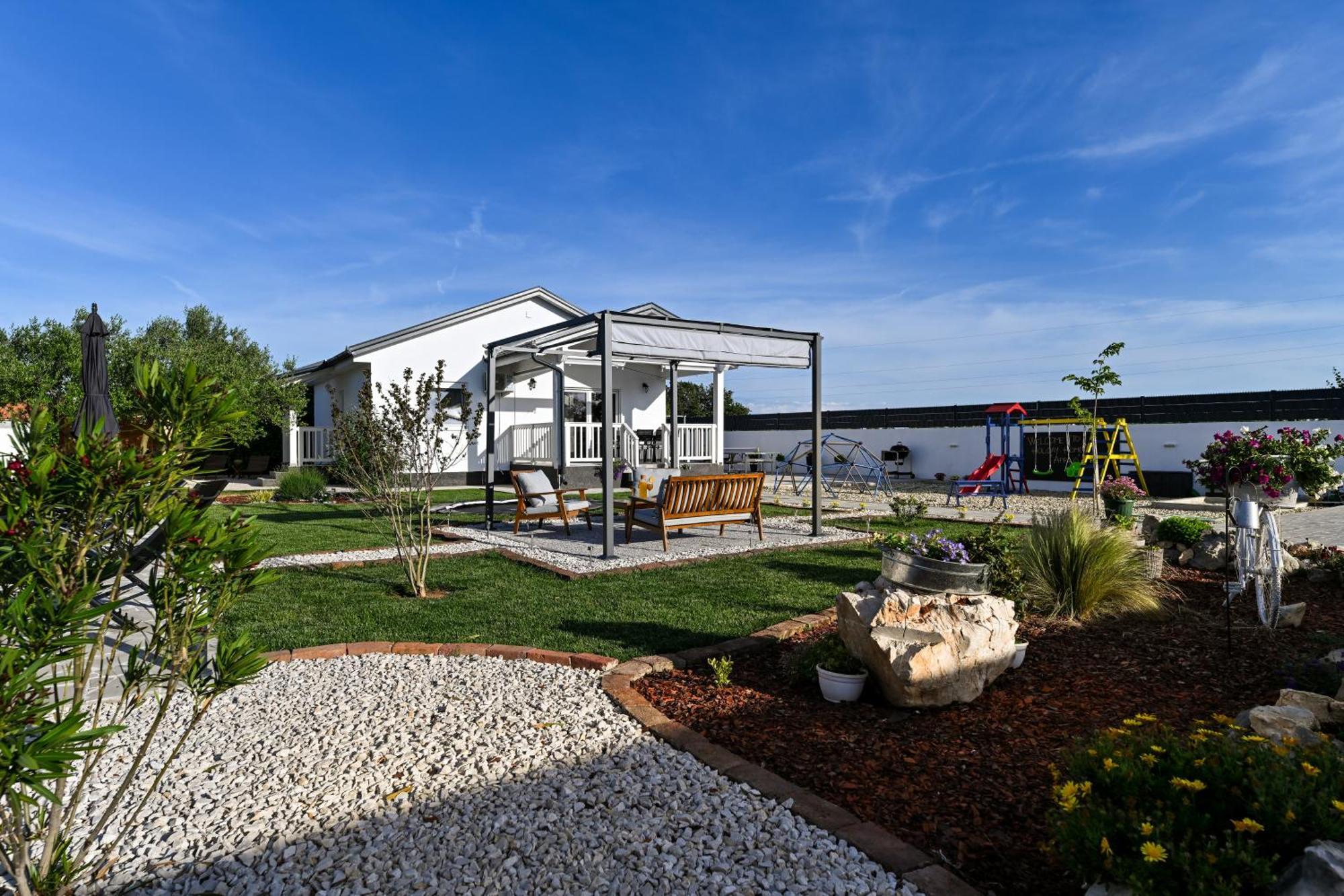 Holiday Home Aprilis With Pool, Jacuzzi And Sauna Galovac  المظهر الخارجي الصورة