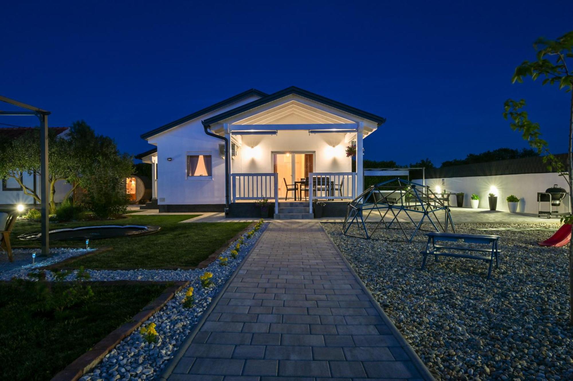 Holiday Home Aprilis With Pool, Jacuzzi And Sauna Galovac  المظهر الخارجي الصورة